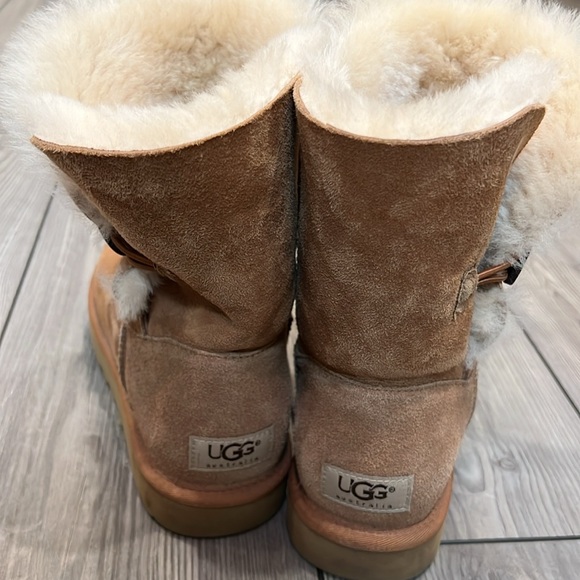 Barely worn authentic Uggs in chestnut - Picture 6 of 6